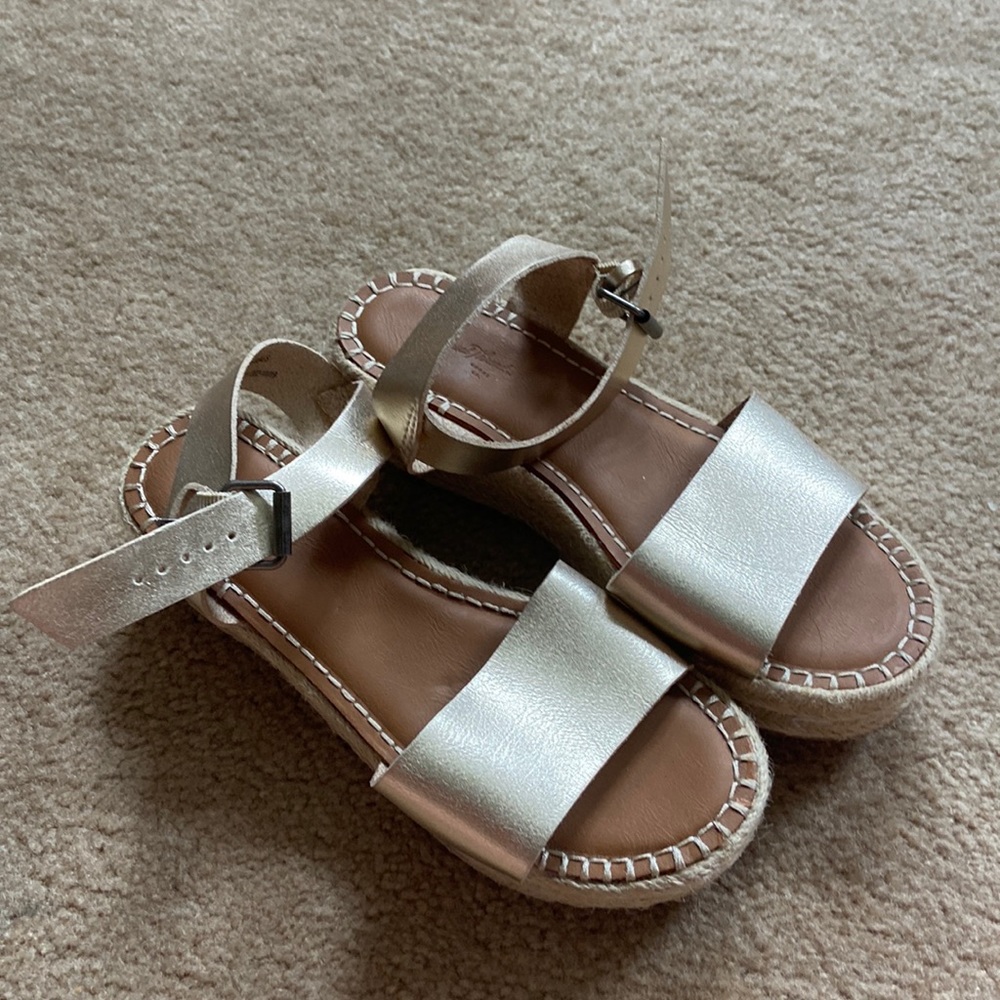 NWOT universal Thread rose gold platform sandals